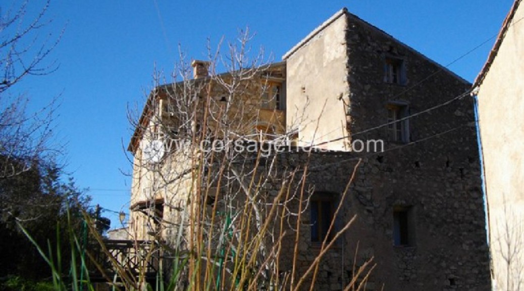 Maison ancienne de caractère à vendre dans le Reginu avec vue mer.